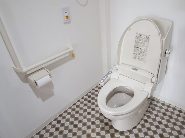 バリアフリートイレ設備 トイレ サポートバー付きの清潔なトイレです。利便性を考慮した設計で、安心してご利用いただけます。