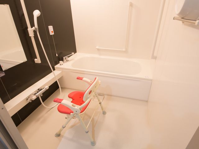バリアフリー設計浴室 浴室 安全に配慮された設計の浴室です。手すりやシャワーチェアを設置しており、日々の快適な利用を支援しています。
