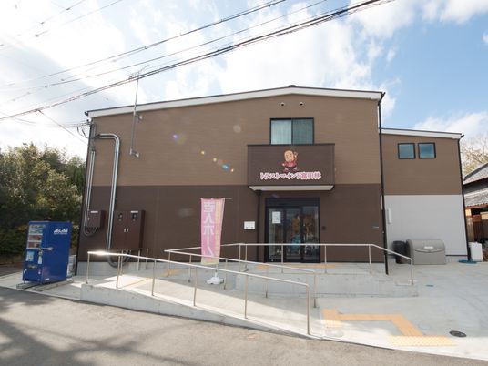 茶色の建物エントランス外観