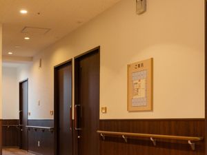 廊下の清潔感ある壁面