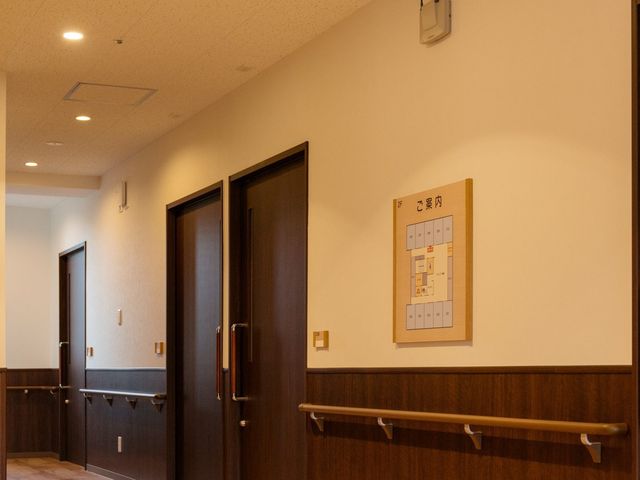 廊下の清潔感ある壁面