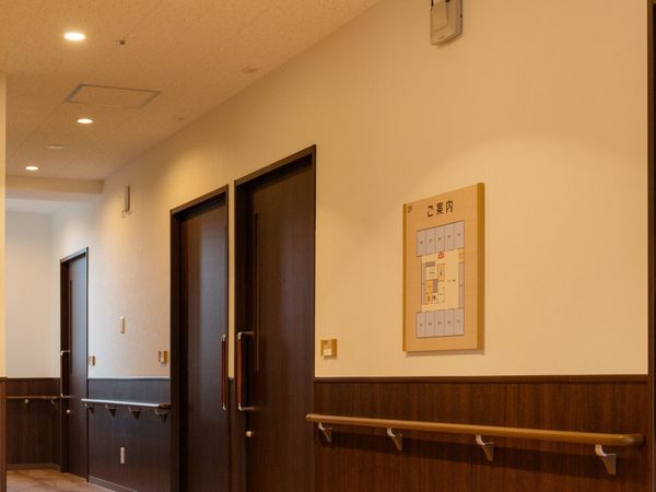 清潔な廊下と案内板