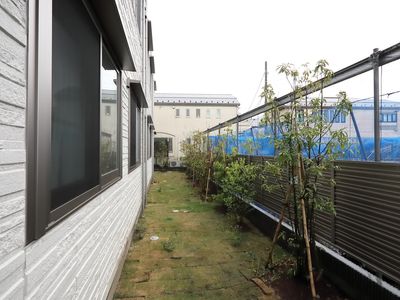 施設の外観と庭