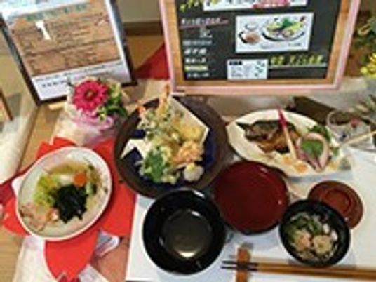 和風の彩り豊かな食事