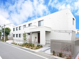 白い壁のモダンな外観