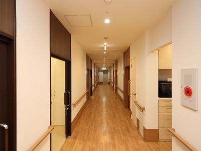 明るく清潔な廊下の光景