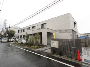 現代的な建物の正面