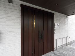 モダンな木製のエントランス