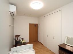 洋室とエアコンのある部屋