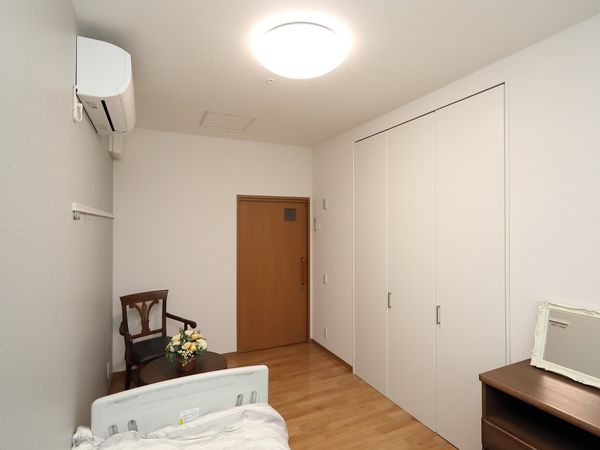 洋室とエアコンのある部屋