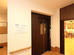 エレベーターと廊下の角の様子