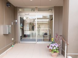 エントランスの自動ドア