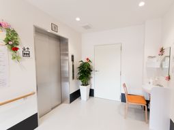 清潔感のあるエレベーターホール