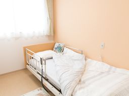 明るい居室のベッド