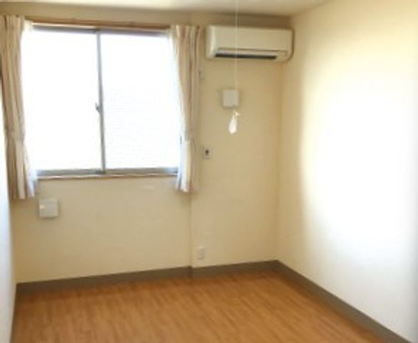 清潔感ある明るい居室 日当たりの良い居室です。壁には何もなく、自分らしい空間づくりが可能です。