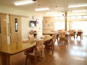 明るく広々とした食堂でのお仕事