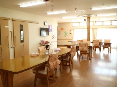 明るく広々とした食堂でのお仕事