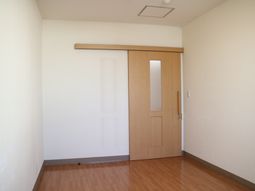 清潔な木目調ドアのある部屋