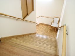 階段と休憩用の椅子