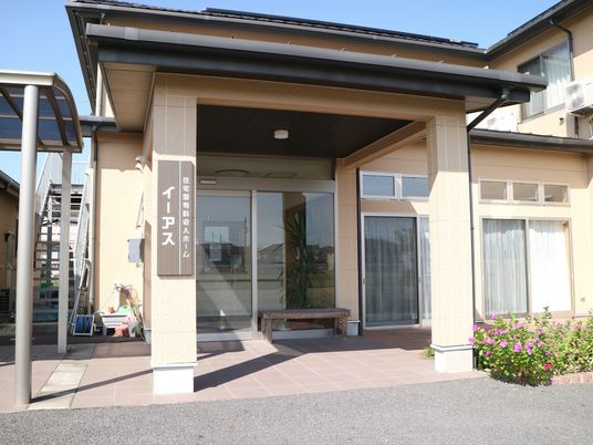 明るいエントランスの風景