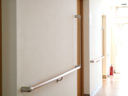 廊下の手すりと安全設備