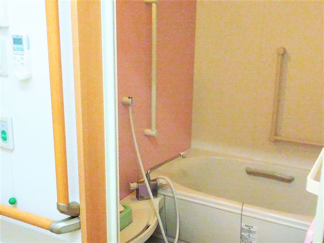 バリアフリー設計の浴室 浴室 手すり付きの安全な浴室は、さまざまなニーズに合わせた機能性を備え、快適な入浴が可能です。