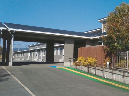明るい施設のエントランス
