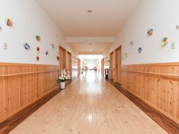 廊下と壁の飾り