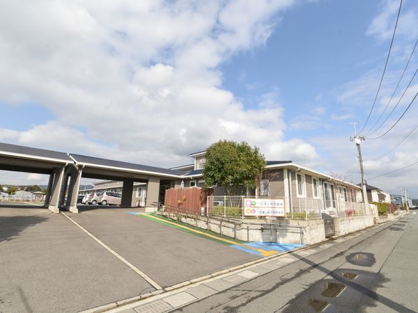 明るい施設外観