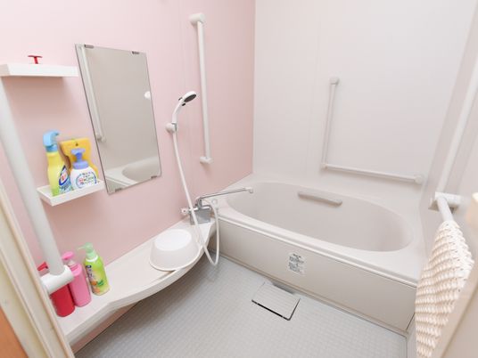 ピンクの壁の浴室
