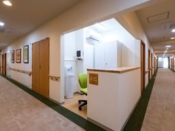 明るい廊下とカウンター