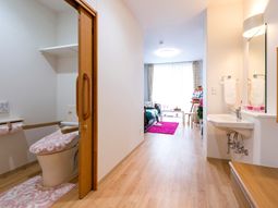 居室内の清潔感ある廊下