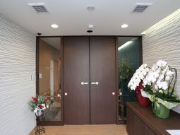 エントランスの木目調ドア