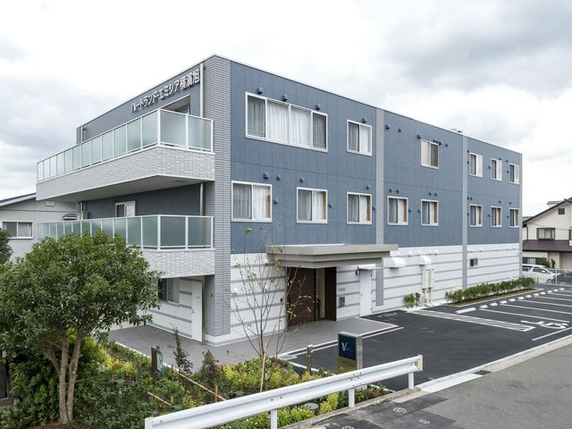 清潔感のある建物の外観 外観 手入れが行き届いた造園と広々とした駐車スペースを備えた建物です。見学希望の方々をいつでも歓迎します。