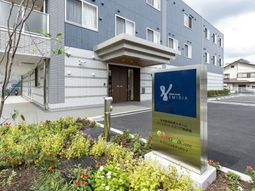 モダンな建物と看板