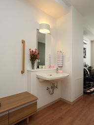 洗面台と壁掛けミラー