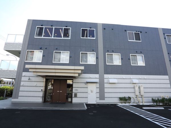 現代的なデザインの建物外観