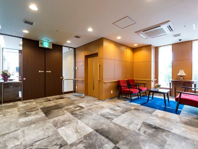 ゆったりとしたエントランス エントランス 温かみのあるエントランスで、来訪者を温かくお迎えください。明るく開放的な空間が、あなたを待っています。