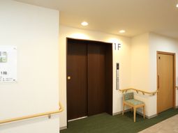 清潔感のあるエレベーターホール