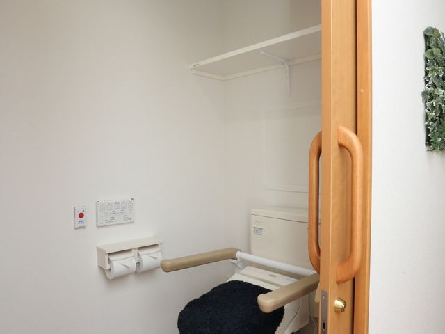 バリアフリーのトイレ トイレ 入居者の日常生活をサポートする、安全性に配慮した清潔なトイレ環境です。
