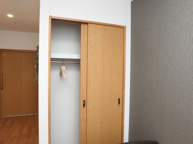 清潔な居室の一角 居室 整然とした居室で、利用者さまの日常生活を支えるお手伝いをしませんか。