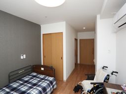 居室とベッドのある空間