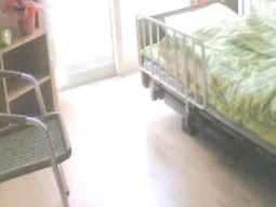 ベッドと椅子のある部屋