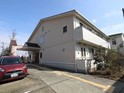 明るい日差しの外観