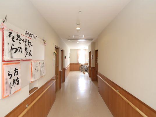手すり付きの明るい廊下