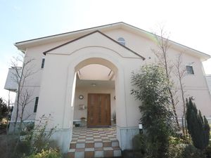 明るいエントランスの外観