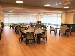 明るい食堂の様子