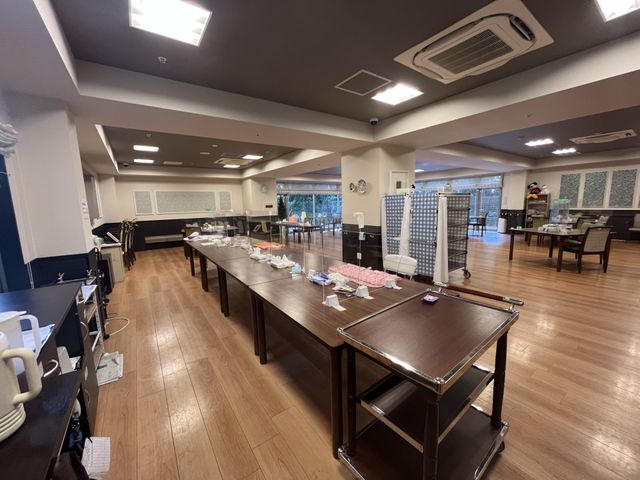 広いダイニングでの勤務 ダイニングルーム 明るく広々としたダイニングエリアで、ご入居者様の毎日をサポートしませんか。