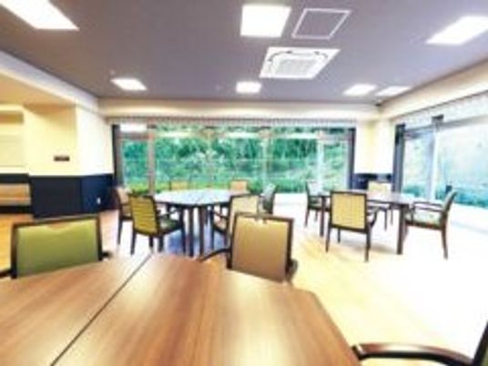 明るい食堂の室内  
