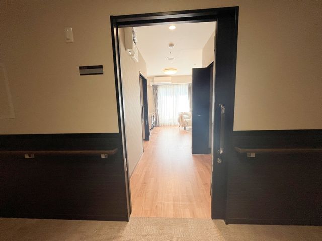 広々とした廊下と居室の入口 居室 ゆとりある廊下が特徴の居室。心地よい環境で働きませんか。